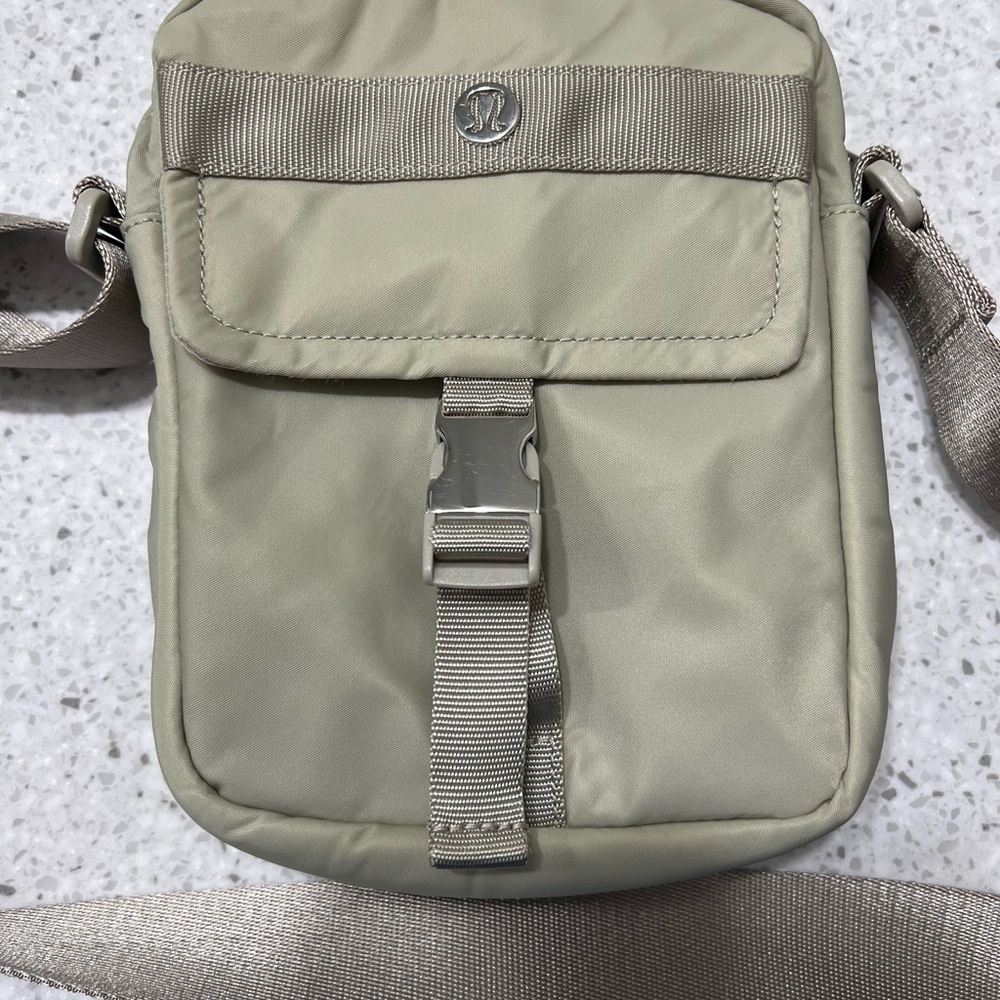 Lululemon Wunderlust Crossbody Bag in Excellent Condition